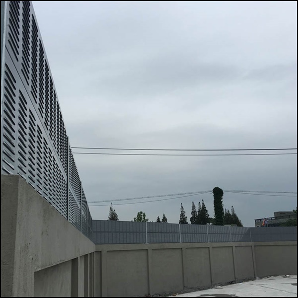杭东丝网防噪屏障采用钢骨架内部组焊，在大跨度工况下安全稳固