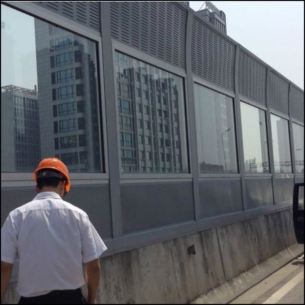 满足环保监测部门阶段性实地测算，现场科学使用杭东丝网工地隔音板