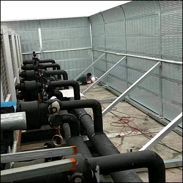 满足绿色文明工地综合评定指标，基坑周边标准化安装杭东丝网隔音板围挡