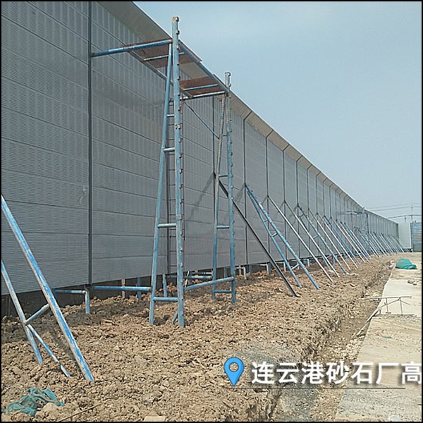 挖掘机及重型装载机集中作业区，选用杭东丝网工地隔音板进行隔离