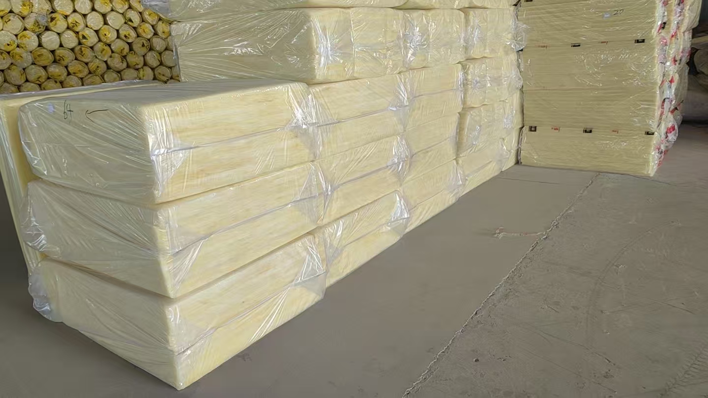 成都隔热玻璃棉板/贴面玻璃棉卷毡厂家