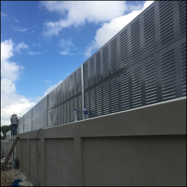 山东威海隔声屏障实体工厂：供应具备卓越抗盐雾性能与抗台风结构等级的屏体