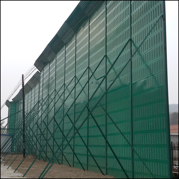 江苏连云港隔声屏障推荐导向：主推具备 C5 级防腐标准、抗盐雾腐蚀的铝制屏体