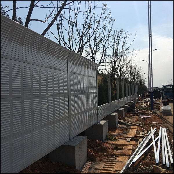 湖北宜昌隔音屏障制造工厂：专注于研发生产具备高吸声 NRC 0.85 的全金属板材