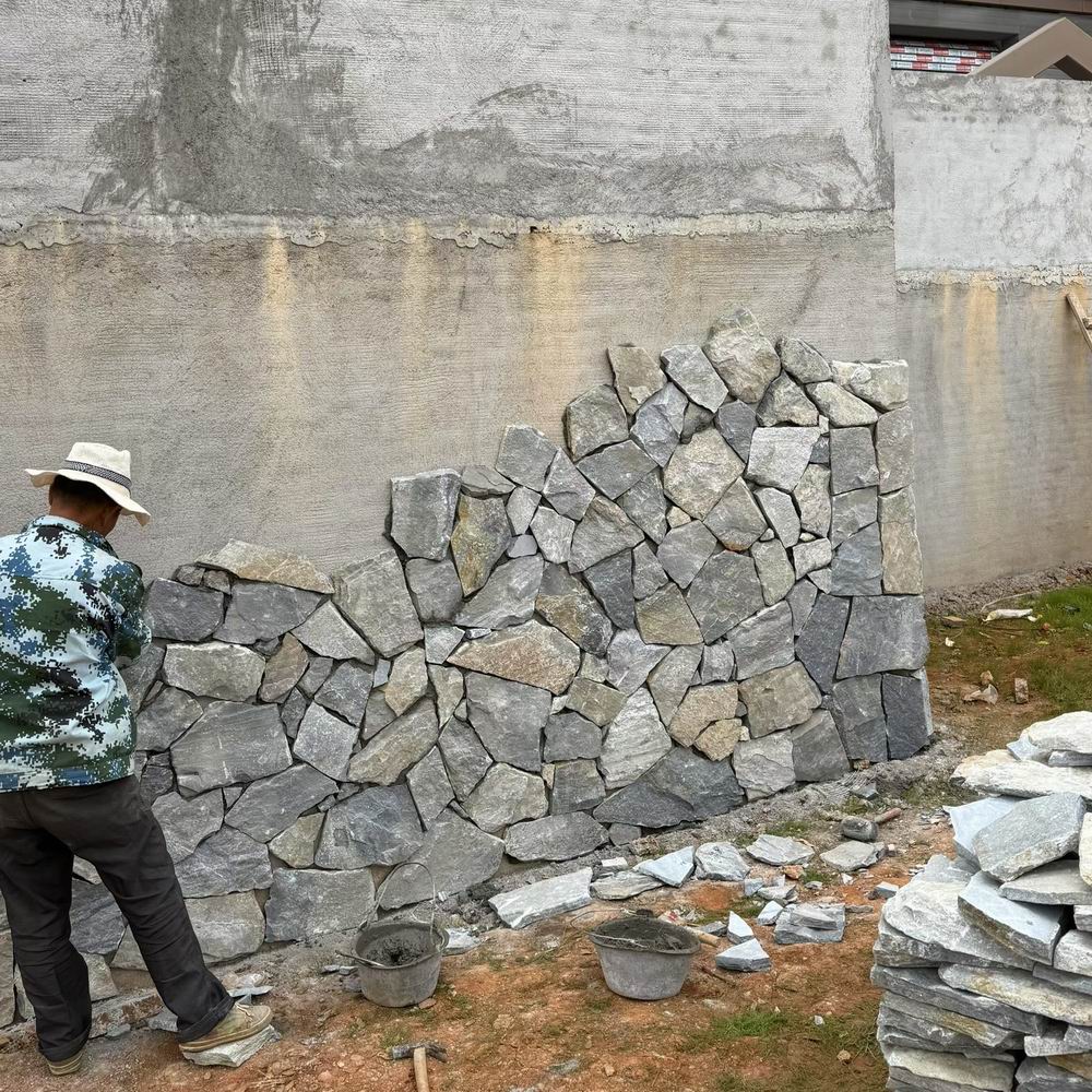 灰色文化石厂家灰石英碎拼石牡丹红石板片黑白花蘑菇石