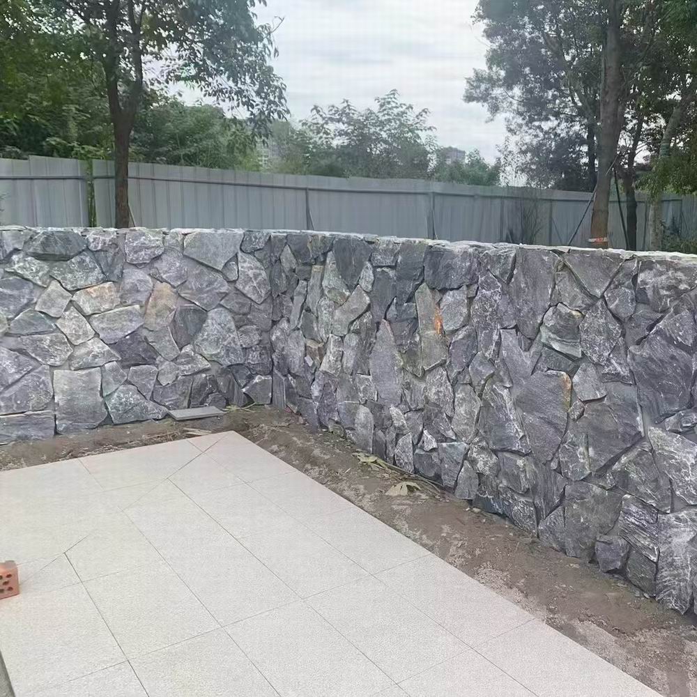 黄色板岩碎拼石铺就庭院小径承载岁月痕迹勾勒诗意空间展现独特纹理与生态融合打造兼具自然野趣与人文韵味的户外生活场景