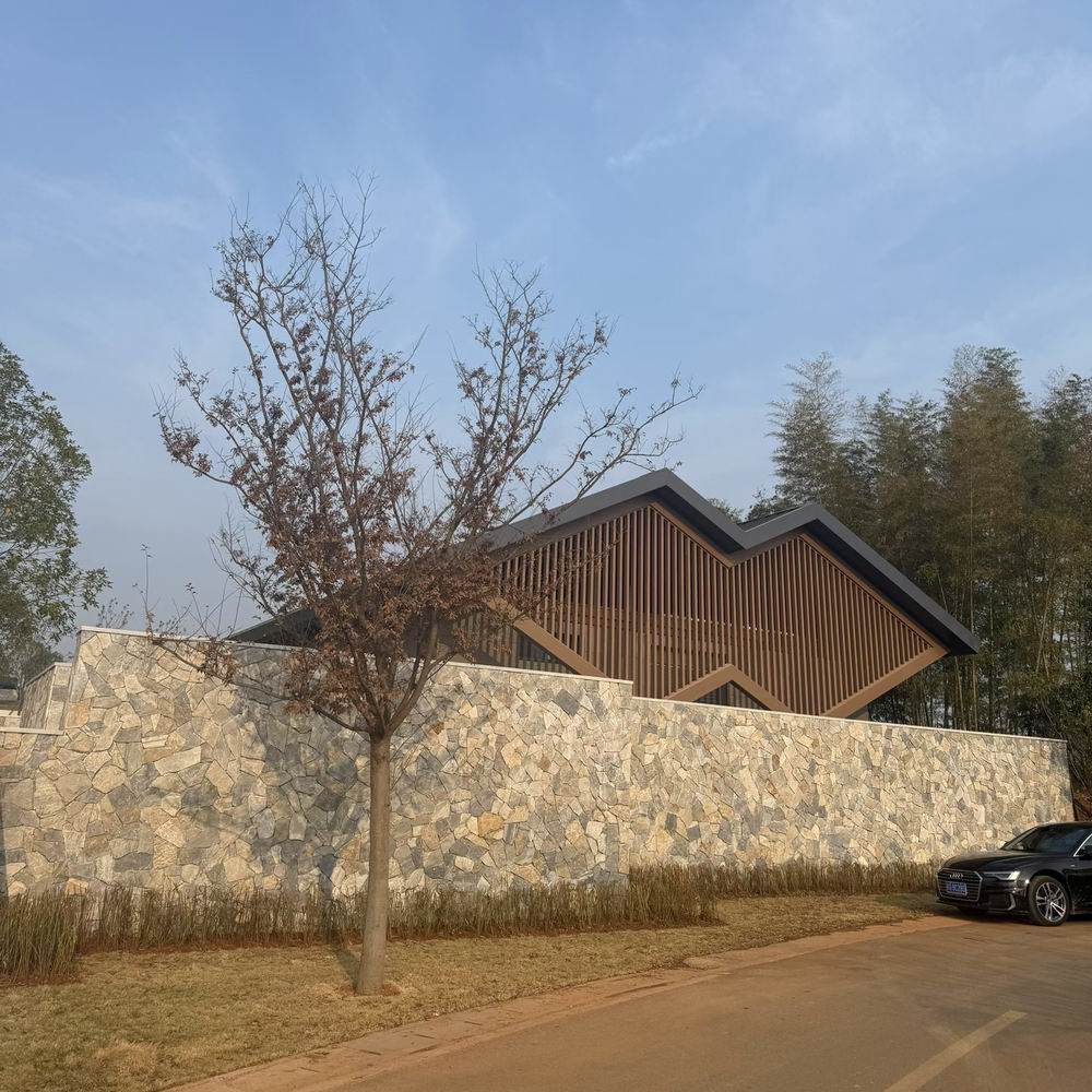 土黄色文化石墙面铺就岁月痕迹庭院角落温暖质朴时光沉淀自然肌理诉说故事