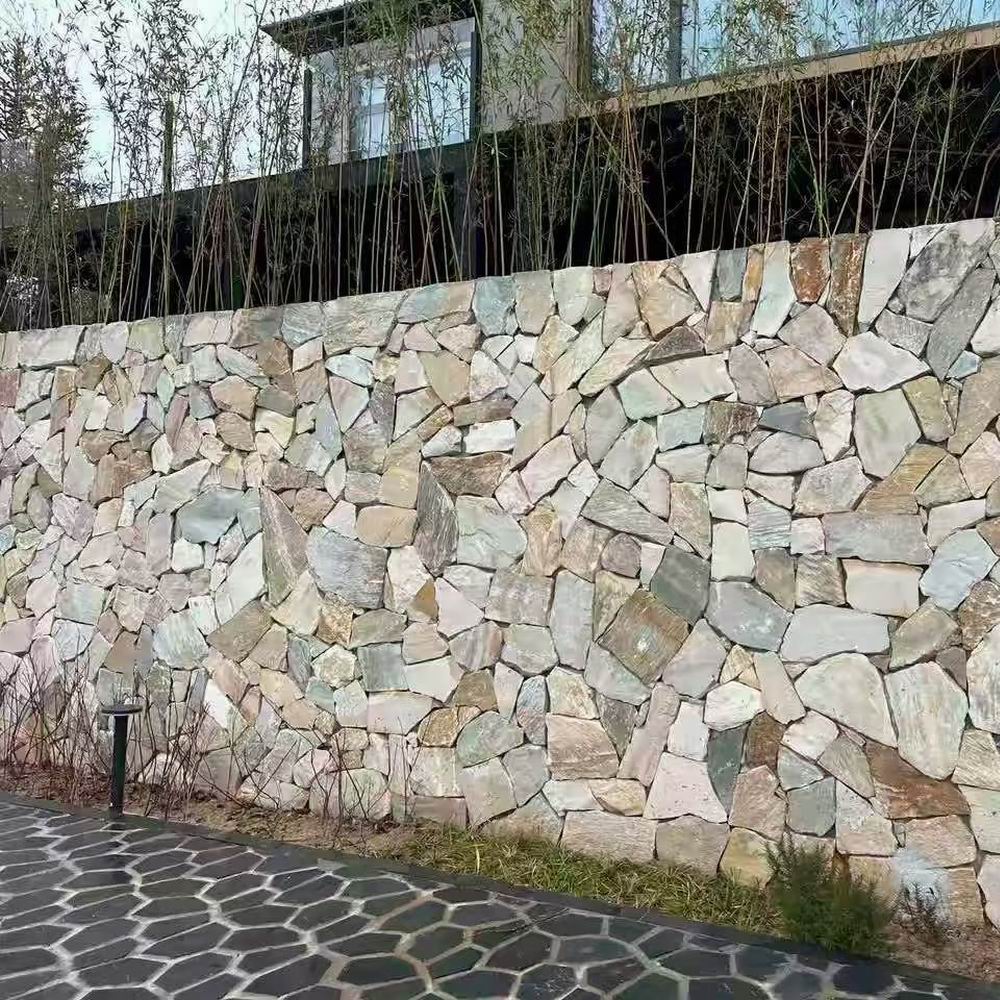 黄色板岩碎拼石铺就庭院小径承载岁月痕迹勾勒诗意空间展现独特纹理与生态融合打造兼具自然野趣与人文韵味的户外生活场景