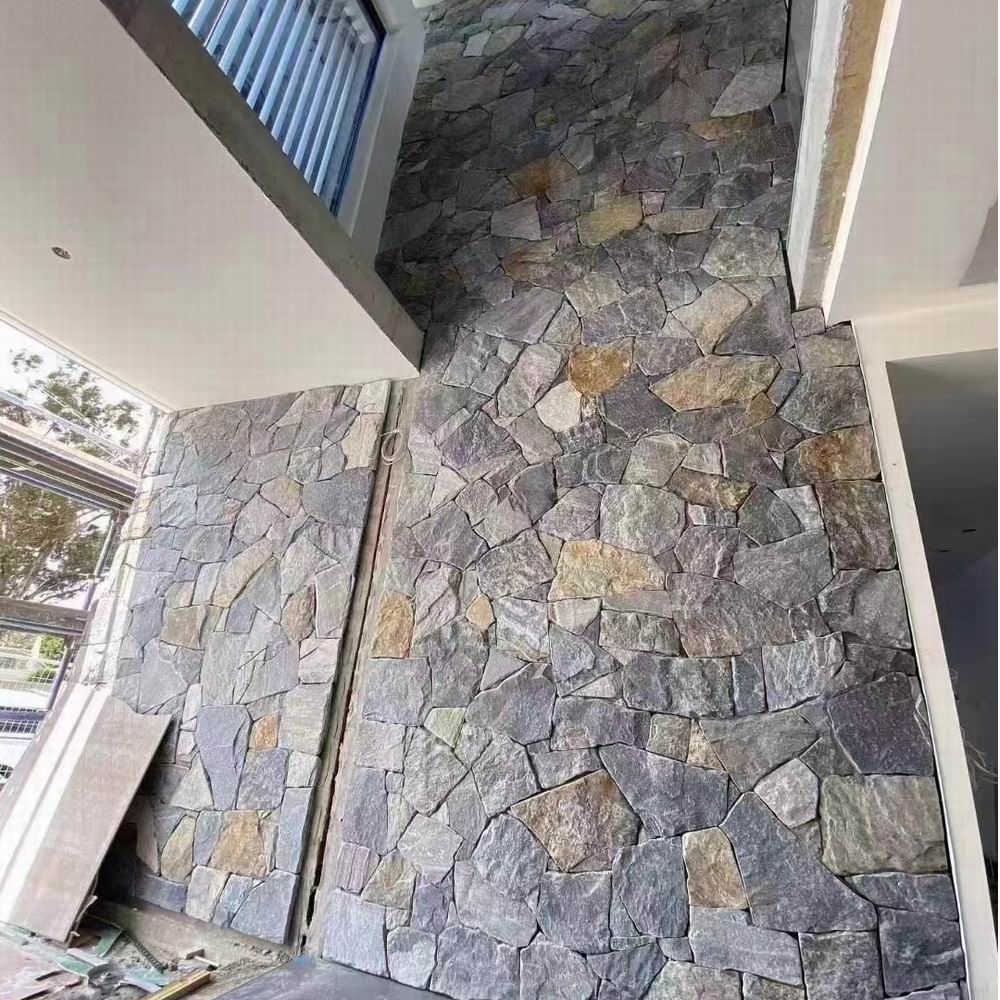 黄色板岩碎拼石铺就庭院小径承载岁月痕迹勾勒诗意空间展现独特纹理与生态融合打造兼具自然野趣与人文韵味的户外生活场景